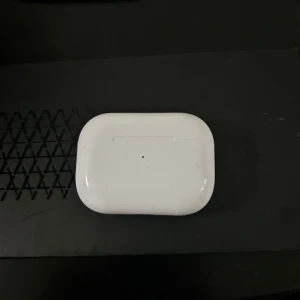 Vita pods - Ett par vita pods som är jätte smygg. Säljer dom för ja imte vill ha dom mer. En av podsen är borta och man får ingen laddare