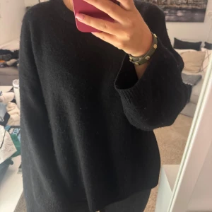 Svart oversized stickad tröja - Arket svart stickad, super skön, nypris 1000