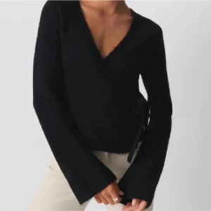 knitted wrap cardigan ginatricot - Säljer denna populära stickade tröja från gina i storlek xs! Bra skick, perfekt till skolan nu till hösten, har lagt billigaste frakten❤️