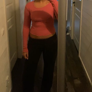 Rosa croppad långärmad topp med öppen rygg - Säljer en rosa croppad topp med långa ärmar och öppen rygg💞