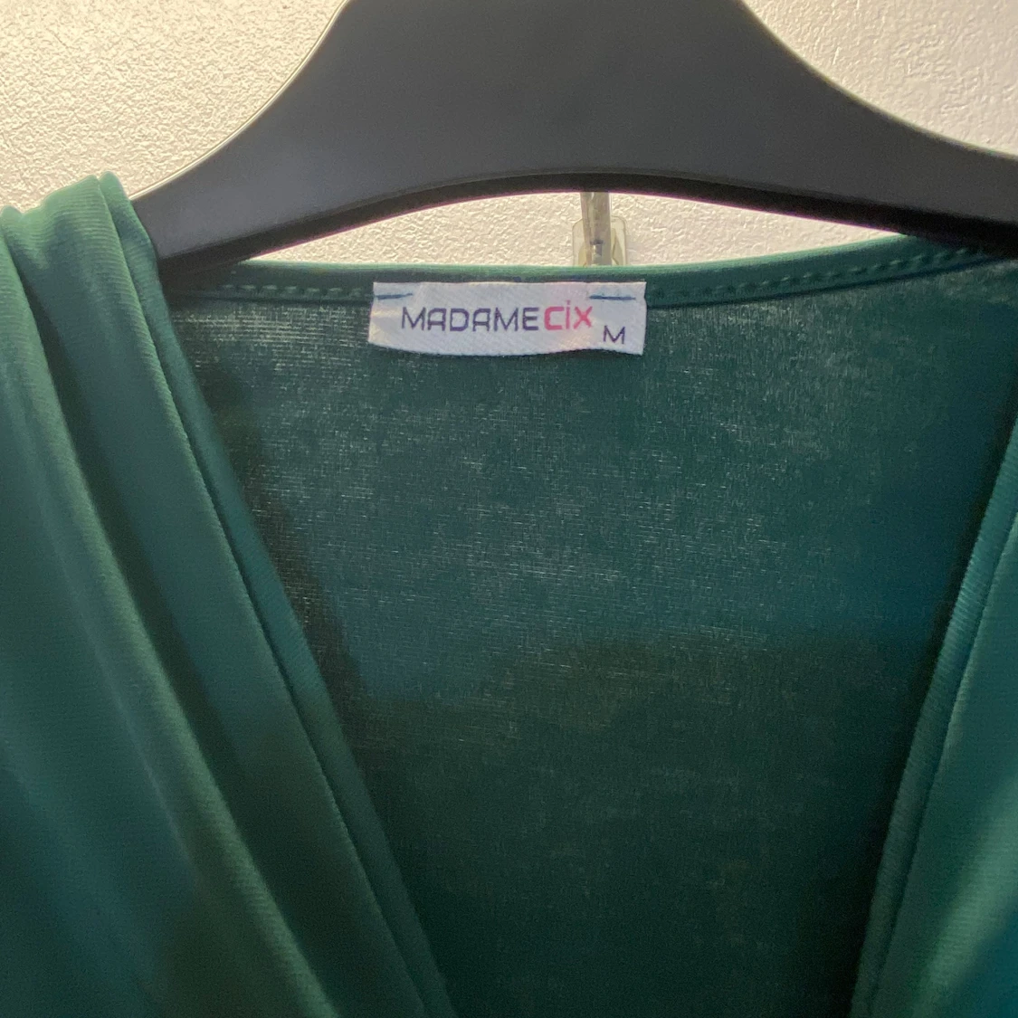 Mörkgrön croppad blus från MadameCix - 1