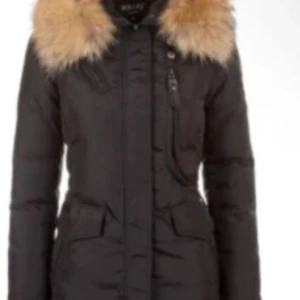 Hollies jacka  - Hollies livingo svart jacka i storlek xs/s, använd två vintrar. Är en jätte varm och bekväm jacka. Mycket bra skick, även äkta rävpäls. Pris kan diskuteras. 