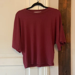 Vinröd topp från lager 157 - Säljer en vinröd topp från lager 157 som går in i midjan.