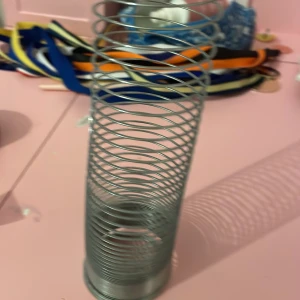 Järnfjäder - Ingen bok syns på bilderna, endast en metallspiral (slinky) visas. Om du letar efter en bok för ungdomar eller unga vuxna, vänligen ladda upp bilder på bokens omslag eller sidor.