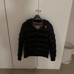 Parajumper jacka  - Hej säljer nu min parajumper jacka som är i bra skick utan hål. Jackan sitter som S såklart så är den äkt! Tveka inte att höra av dig! Kan gå ner i pris vid snabb affär! 