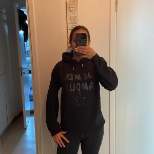 svart hoodie - svart hoodie med glittrig text från gina tricot young. använd men är i ganska bra skick. den är jätteskön och mysig.