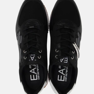 Svarta sneakers från Emporio Armani EA7 - Stilrena svarta sneakers från Emporio Armani EA7 med vit logga på sidan och vit detalj på hälen. Ovandel i textil och syntet, snörning med svarta skosnören och grov sula i gummi. Perfekta för dig som gillar en sportig och modern look.