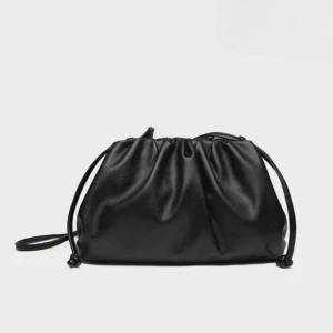 Svart clutch väska - Kollar intresset på denna svarta clutch väska från Raffinato! Helt ny och oanvänd💞Skriv vid intresse eller frågor☺️Nypris är 599!! Den är i storlek medium (Bredd: 26cm Djup: 10cm Höjd: 16cm)