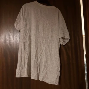Ljusgrå basic t-shirt - En enkel ljusgrå t-shirt med rund hals och korta ärmar. i storlek S kan visa bild på om de behövs 
