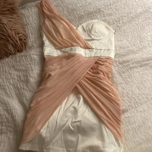 Champagnevit omlottklänning med slits - Säljer en kort mini känning med 2000-tal vibe. Jättefin och elegant. 