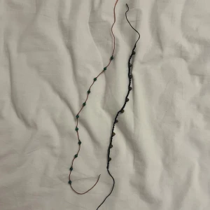 Fotlänk  - Köpta i Spanien för 400kr man knyter fast den via eld med en tändare så ”låser” den sig väldigt häftigt. Håller på foten ett år ungefär 