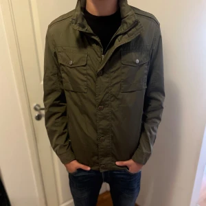 Grön Field Jacket - Säljer denna feta jackan! Storlek: M - Tveka inte med att skriva vid funderingar🙌🏽