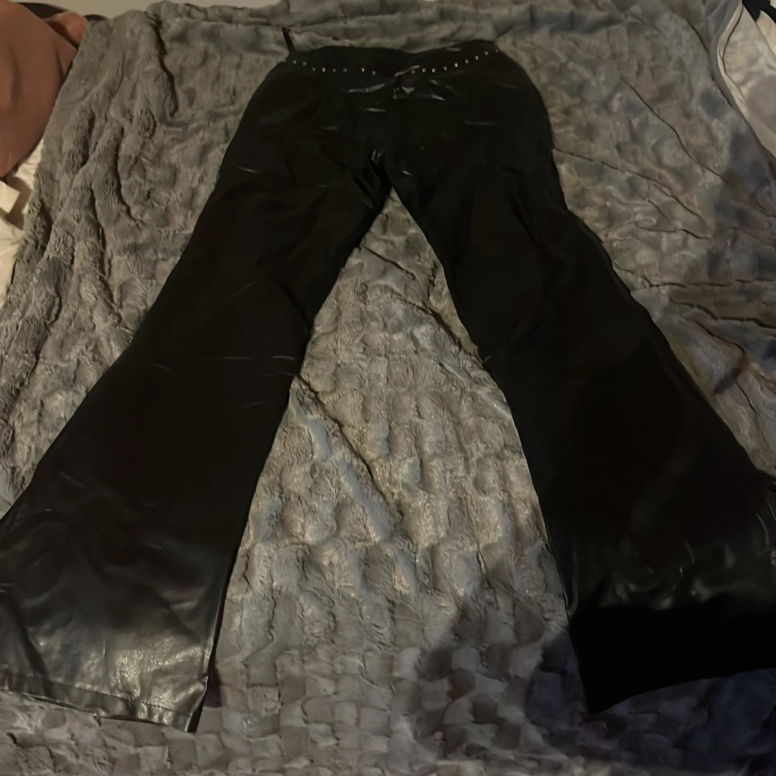 Svarta bootcut skin byxor  - 1