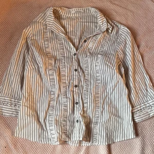 Sommar blus - En fin och sval sommar blus med 3/4 ärmar. Mycket bra skick och passar S/M!