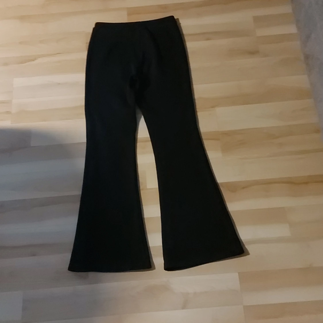 Svarta bootcut byxor från Kappahl - 1