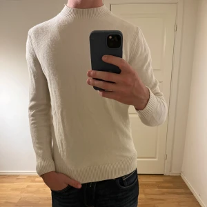 Vit Marino ull tröja från Massimo Dutti  - Säljer denna sjukt snygga Marino ull tröjan från Massimo Dutti🌟Färgen är vit och storleken är M🙌 Tröjan har inga defekter och i utomordentligt bra skick✅Riktigt najs passform🍁Tveka inte på att höra av dig vid minsta fråga eller fundering🤝