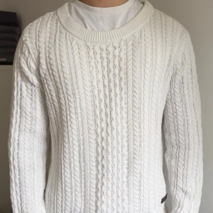 Stickad tröja - Säljer den här svin snygga stickade tröjan i storlek M men passar även S, stickad är svin skön men snyggt mönster, priser är inte fast utan kan diskuteras!