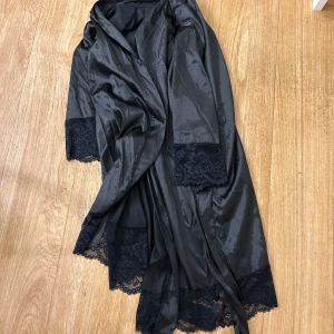 Spets morgonrock  - Spets morgonrock helt oanvänd 