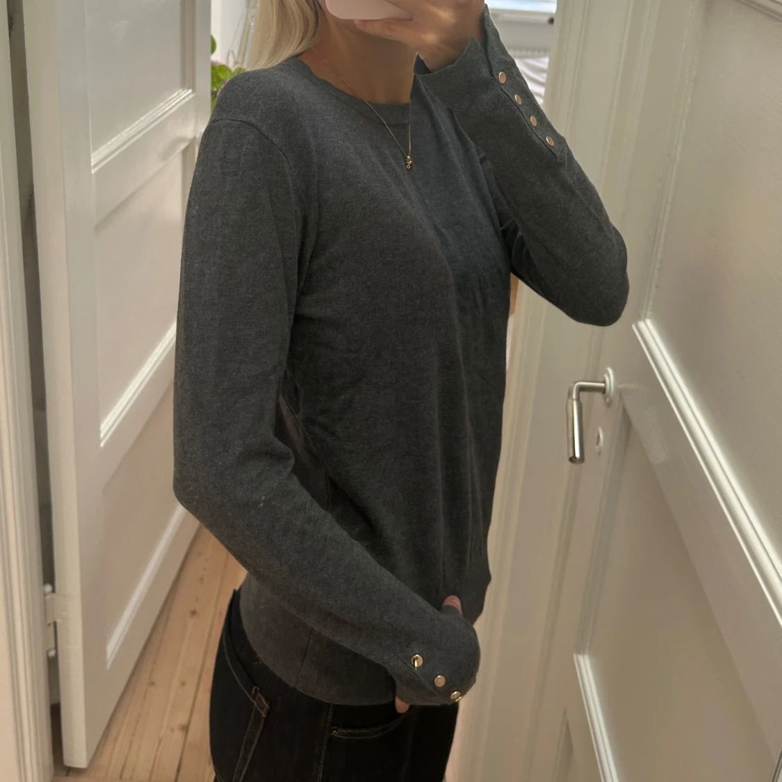 Mörkgrå långärmad tröja med knappar - 2