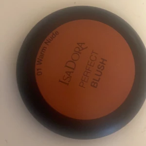 Isadora Perfect Blush Warm Nude - Snygg rouge från Isadora i nyansen 01 Warm Nude. Helt ny och aldrig andvändts og pris:149 på Lyko 