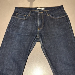Mörkblå The Postman Jeans - Säljer dessa snygga The Postman jeans, mycket bra skick, passformen är regular 