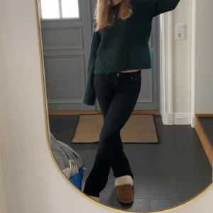 Svarta bootcut jeans - Svarta bootcut jeans som tyvärr inte passar mig längre. De är väl använda men i fint skick, den enda defekten är att de är lite urtvättade så i vissa ljus ser de mer mötkgrå ut. 