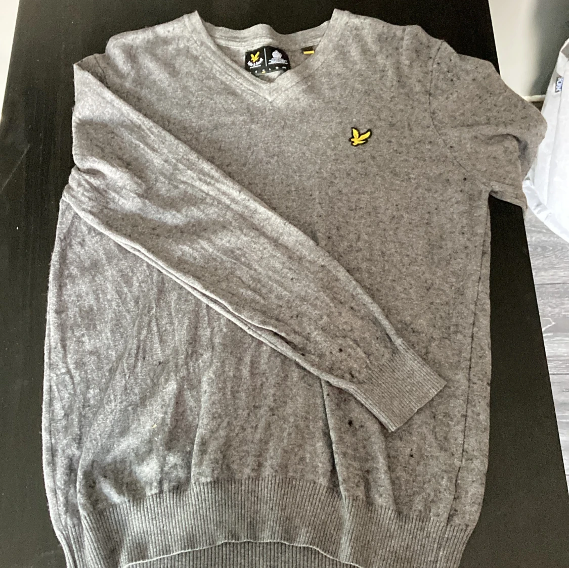 Grå stickad tröja från Lyle & Scott