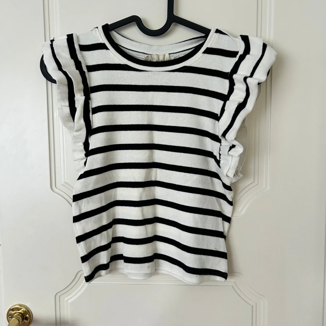 Randig topp med volang från uniqe studios