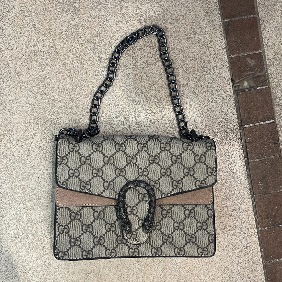 Beige axelväska med kedja och pärlor