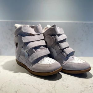 Isabel Marant Skor - Säljer mina superfina Isabel Marant skor/klack/boots då de tyvär är för små! Helt nytt skick och inga som helst defekter ✨Hör av dig vid minsta lilla fundering! 💞💞