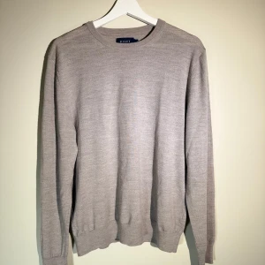 Beige merinoulltröja från Riley - Snygg beige tröja från Riley i mjuk merinoull. Klassisk rund halsringning och långa ärmar, perfekt för lager-på-lager. Enkel och stilren design som funkar till det mesta. Skön passform och ribbade muddar vid ärmslut och nederkant.