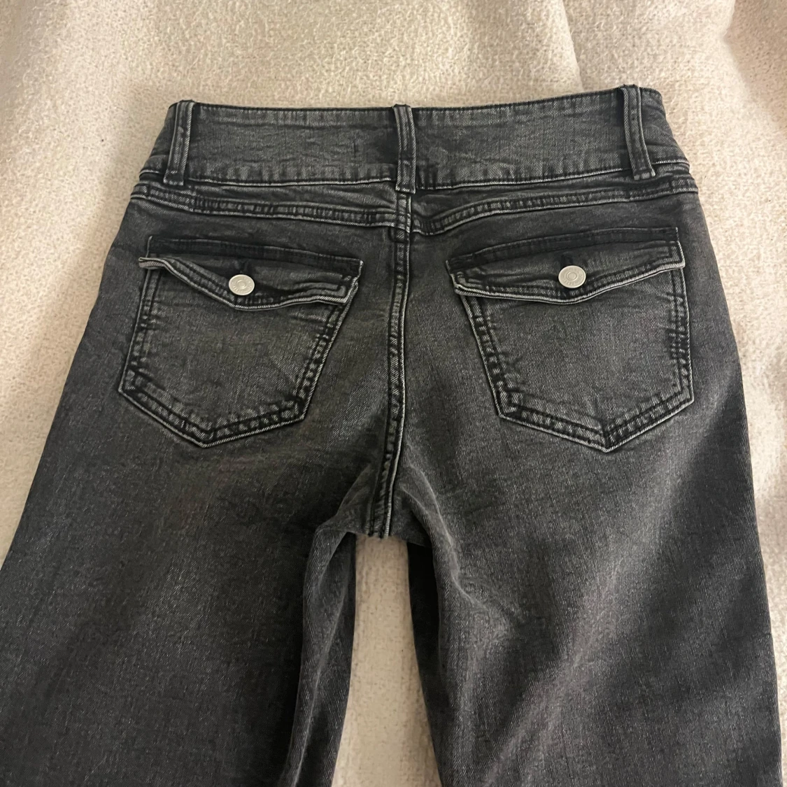 Svarta bootcut jeans med dubbla knappar - 2