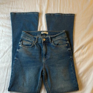 gina tricot perfect jeans  - jeans från gina i st s men passar xs också!! blåa bootcut mycket bra skick så fina nu till hösten 🥰💞