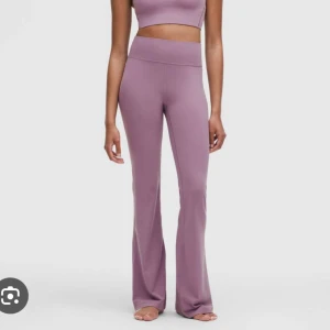 Lululemon groove high rise nulu Flared pant - Säljer mina så snygga Flared tights från lululemon i färgen lavender som var säsongsfärg och som ej finns längre. Använda fåtal gånger och köpta i Maj. Ända defekt på byxan är nertill där de slitits litegrann! Nypris 1280kr, jag har vanligtvis strl 34 - 36 i jeans och dessa passar mig bra !!💕  kan skicka egen bild vid intresse