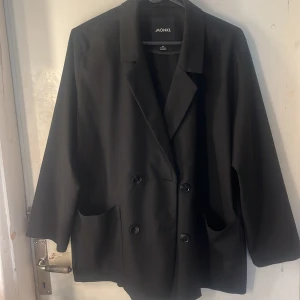 Kavaj  - En overzised kavaj, tunn och skön i materialet,  knappar och fickor på framsidan, passar perfekt till fest! 