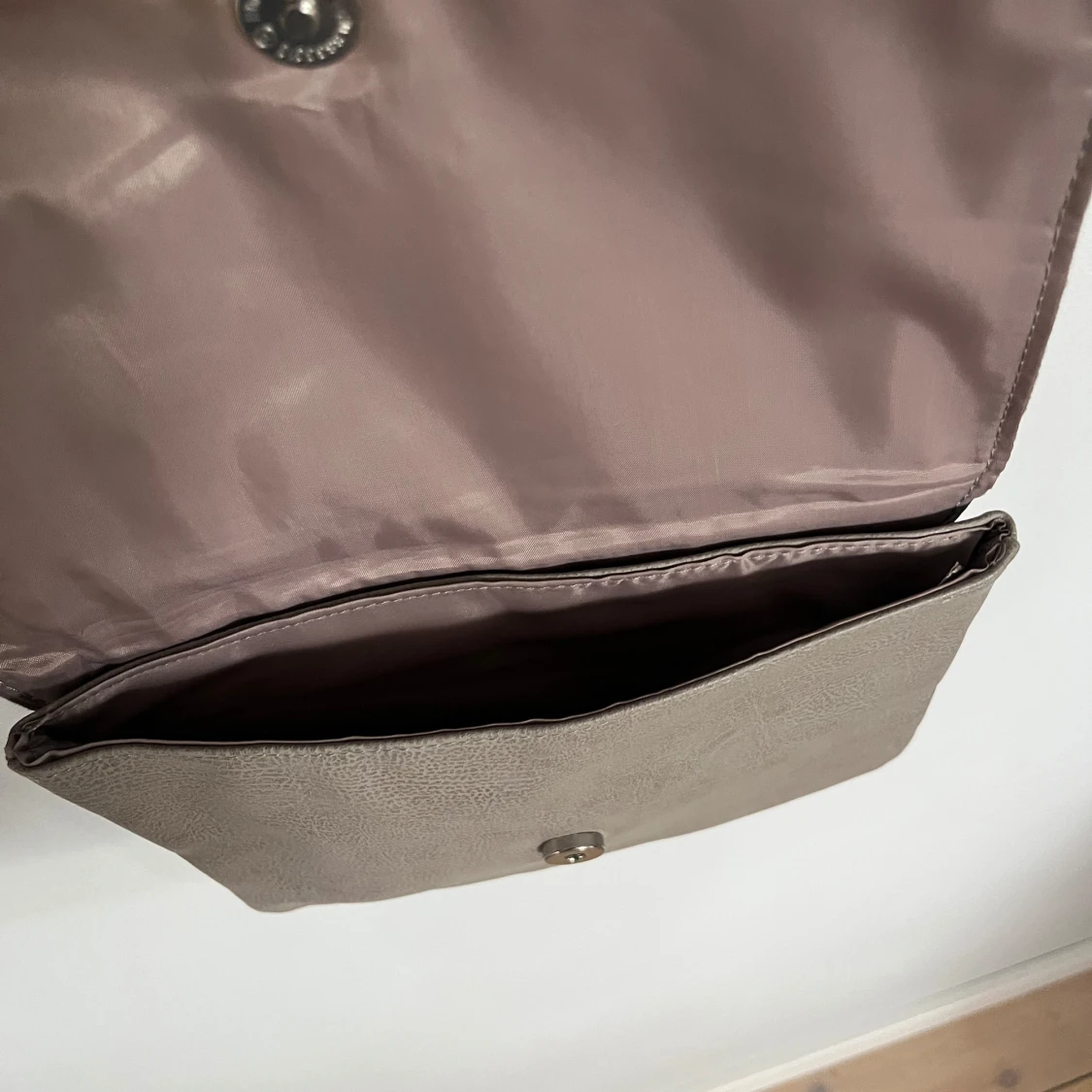 Grå axelväska i mocka och skinn från H&M - 3