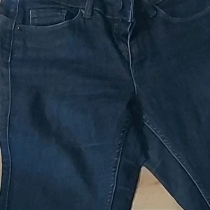 Mörkblå skinny jeans Vero Moda XXS - Snygga mörkblå skinny jeans från Vero Moda i storlek XXS och längd 32. Klassisk femficksmodell med bälteshällor och dragkedjegylf. Jeansen har en tight passform och är tillverkade i stretchigt denim för extra komfort.