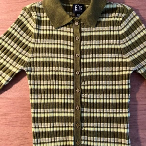 Randig kofta från BDG - Säljer en lång ärmad kofta i storlek S!