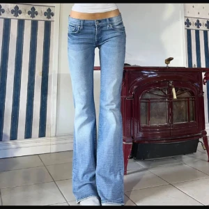 7 for all man kind - 7 For All Mankind lågmidjade jeans som jag köpte på vinted men som ej passade då dem var för små. Storlek 27. Midja 79cm och innerben 85cm. Hon på bilden är 165. Pris kan självklart diskuteras!!