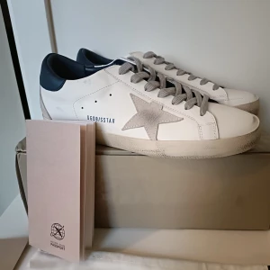 Golden Goose Superstar sneakers vit/grå - Helt nya golden goose med alla matrial såsom dustbag och autentiska passport för att bevisa autenticitet, fått de som present men passade inte. OBS priset kan diskuteras!!!!