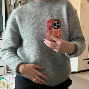 Stickad tröja i mohairblandning - Mysig grå stickad tröja från H&M i mohair- och ullblandning. Sparsamt använd!