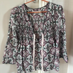 Mönstrad blus från Odd Molly - Supersöt blus från Odd Molly i storlek S med unikt mönster i vitt, rosa, svart och grönt. Fint skick!🤍