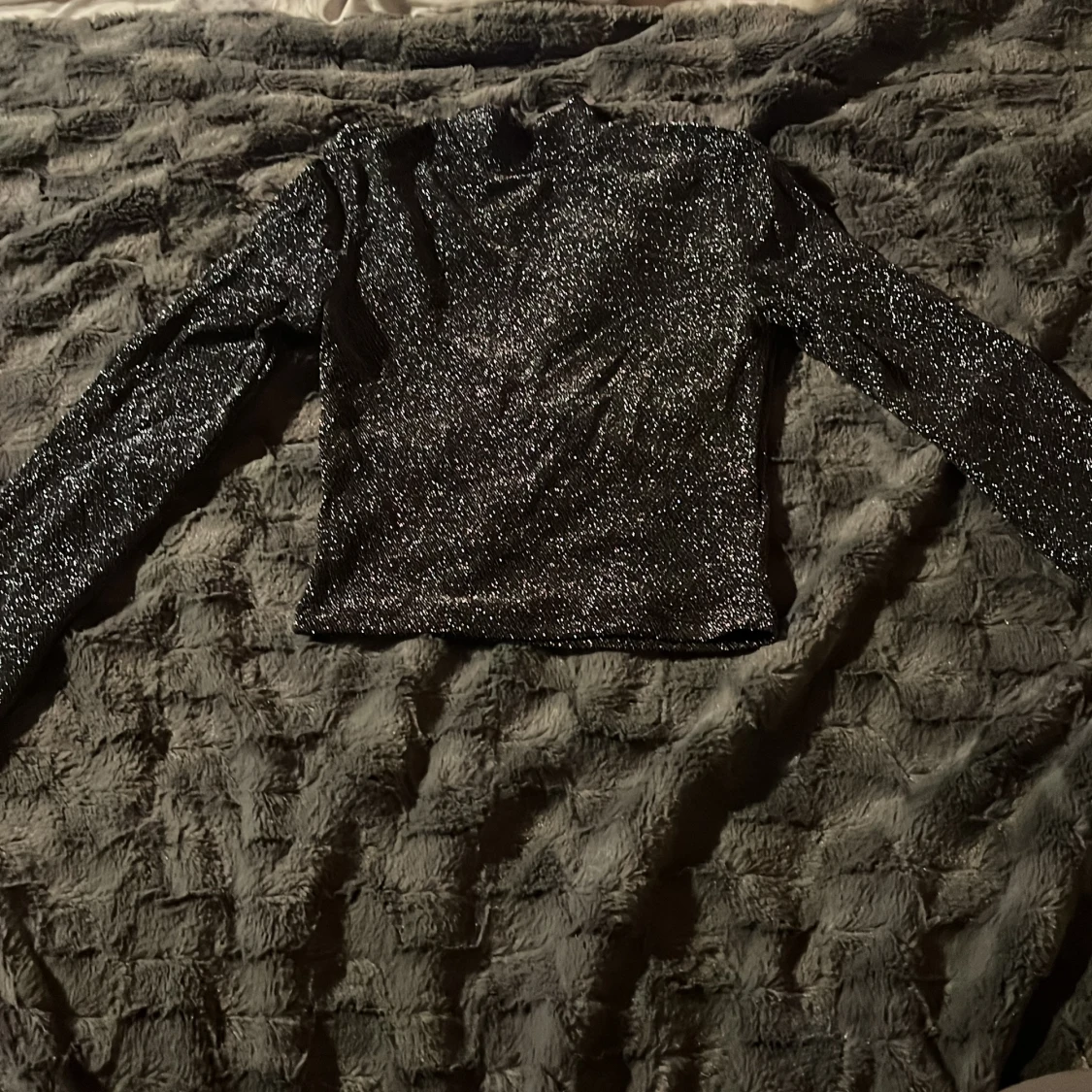 Glittrig svart långärmad topp