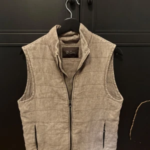 Oscar Jacobson väst - Väldigt eftertraktad beige oscar jacobson väst som är slut överallt. Den är inte särskilt använd och inga defekter. Storleken motsvarar XS-S ungefär. 