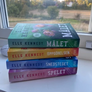 Spelet / Snedsteget / Uppgörelsen / Målet (Off Campus-serien) - Fyra färgstarka böcker av Elle Kennedy i Off Campus-serien – perfekt för dig som gillar romantik, drama och starka känslor. Populära på BookTok och älskade av unga vuxna. Snygga omslag och lättlästa berättelser som fångar dig direkt.
