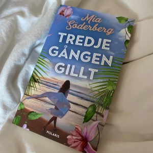 Tredje gången gillt - En spännande och underhållande roman om Maja, som efter en dramatisk händelse i Thailand tvingas hitta sig själv och våga tro på kärleken igen. Perfekt för dig som gillar hemligheter, känslor och att följa med på en känslosam resa.