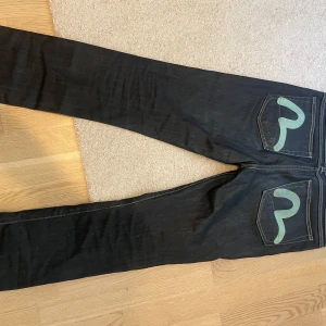 Evisu x Puma svarta jeans - Säljer mina elvisu X puma jeans, de är nästan helt oanvända så de är i jättefint skick. Säljer då de inte passar mig så bra och kommer då inte till användning💓 W32 L34