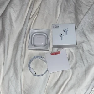 Säljer en bok (AirPods) - Gen 4