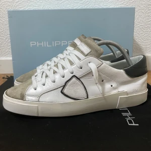 Philippe Model skor - Säljer dessa vita Philippe model sneakers med mocka i hyvsat bra skick. Storlek 41. Nypris 3500 kr. Orginalbox medföljer vid köp! Hör av er ifall ni har några frågor! Mvh Shoeasy 🙌