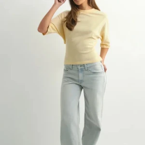 Tröja/Toppar - En knyttopp från Nelly. Finns en vit o en gul, Superfin. Skriv för intresse. Pris kan diskuteras. Storlek XXS men funkar för mig som är xs/s  